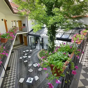 Hotell At The White Lily, Prag